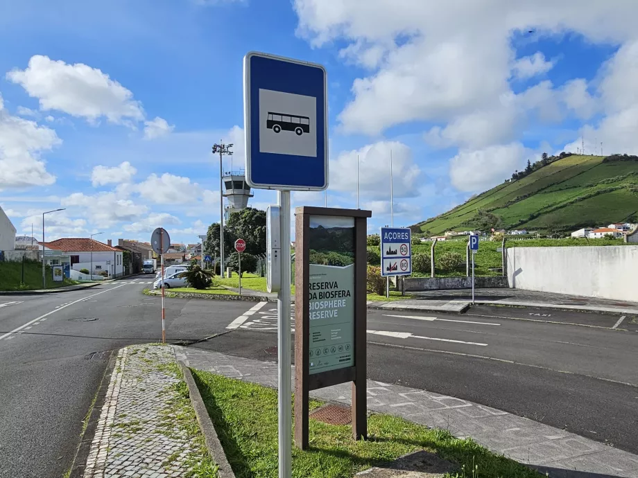 Przystanek autobusowy na lotnisku Flores