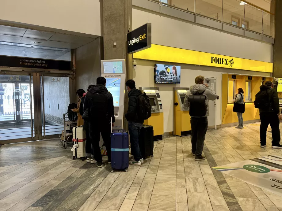 Automat biletowy obok kantoru na lotnisku Goteborg