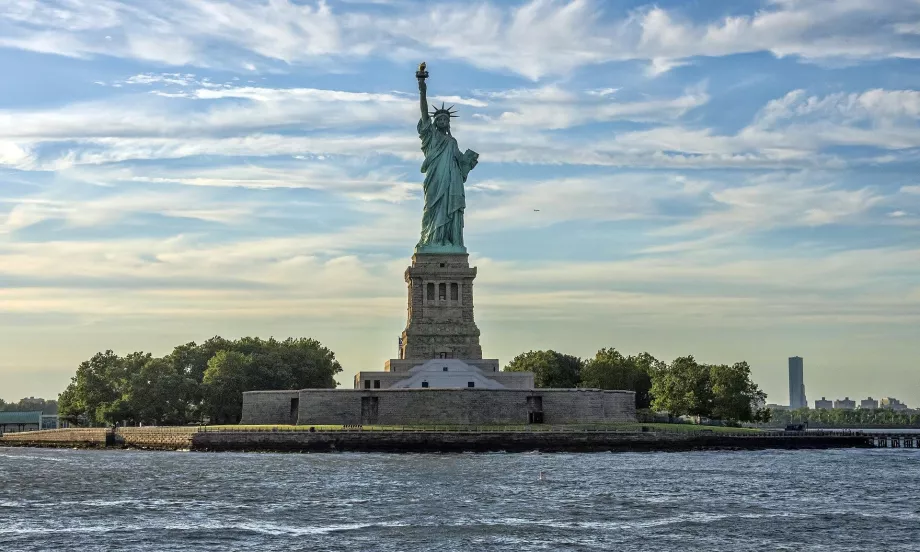 Widok na Statuę Wolności z promu na Staten Island