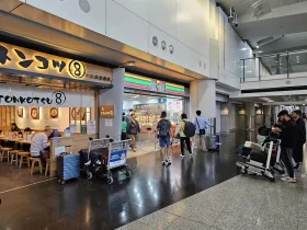 7-Eleven, hala przylotów, lotnisko HKG