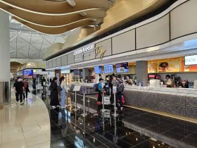 Gordon Ramsay, jedzenie w samolocie, lotnisko HKG