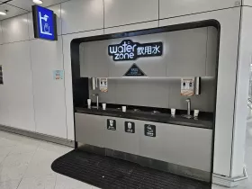 Woda pitna na lotnisku w Hongkongu