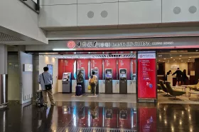 Bankomaty Bank of China, hala przylotów, lotnisko HKG