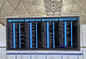 Tablice odlotów na lotnisku HKG