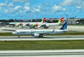 Azores Airlines, Airbus A321 w Lizbonie z napisem "Oddychaj"