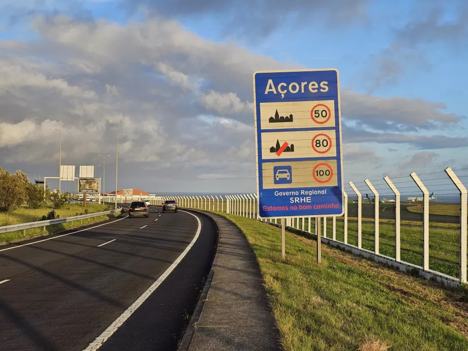 Wypożyczalnia samochodów - znak po opuszczeniu lotniska Ponta Delgada