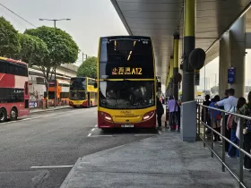 Autobus A12 na lotnisku