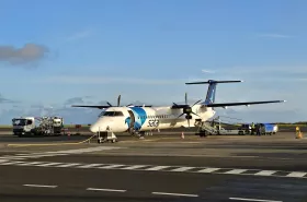 Dash 8 q-400 na lotnisku Ponta Delgada