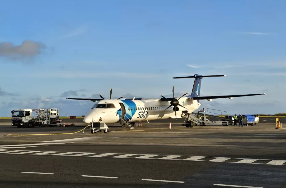 Dash 8 q-400 na lotnisku Ponta Delgada