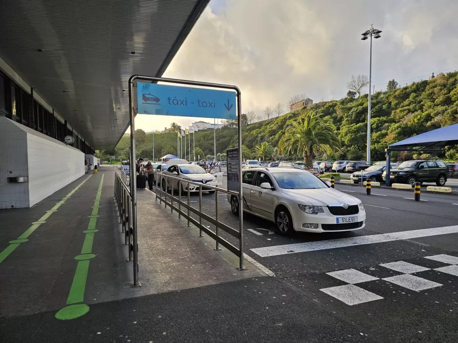 Postój taksówek bezpośrednio przed halą przylotów