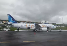 Azores Airlines, Airbus A320 z napisem "Unique"
