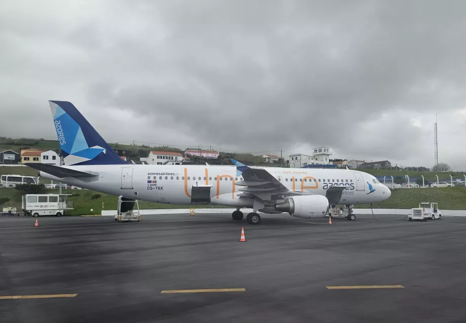 Azores Airlines, Airbus A320 z napisem "Unique"