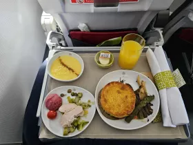 Lunch w klasie biznes podczas lotu przez Europę