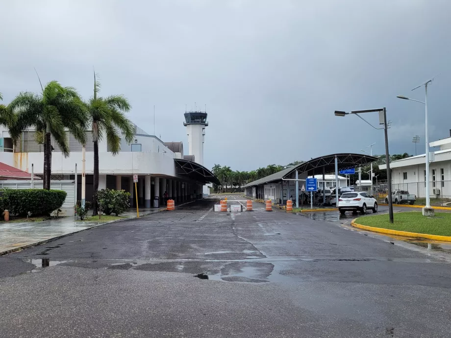 Stary terminal i budynek wypożyczalni samochodów (po prawej)