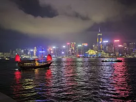 Widok na wyspę Hongkong z promenady TST