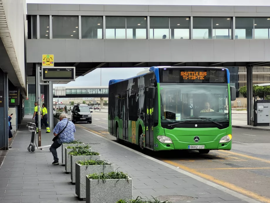 Bezpłatny autobus wahadłowy między terminalami