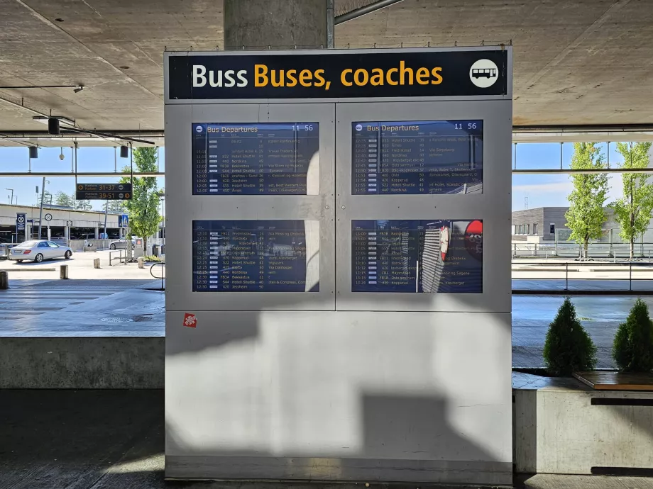 Tablice informacyjne z godzinami odjazdów wszystkich autobusów