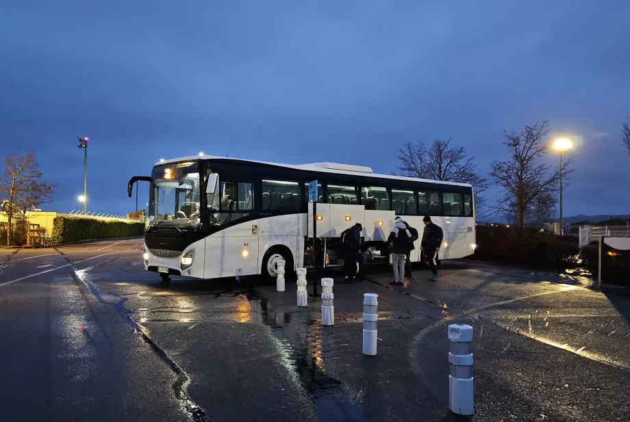 Przystanek autobusowy na lotnisku GNB