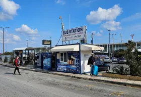 Przystanek autobusowy w kierunku centrum, lotnisko Heraklion