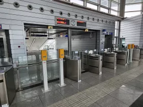 Bramki obrotowe przy wejściu do metra (podłączone do czytnika, żółty znacznik nie jest używany)