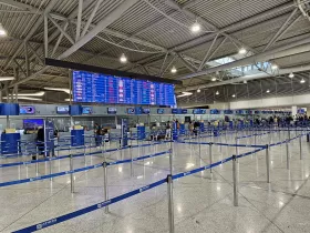 Hala odlotów, lotnisko w Atenach