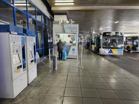 Automaty i kasa biletowa na przystanku autobusowym, lotnisko Ateny