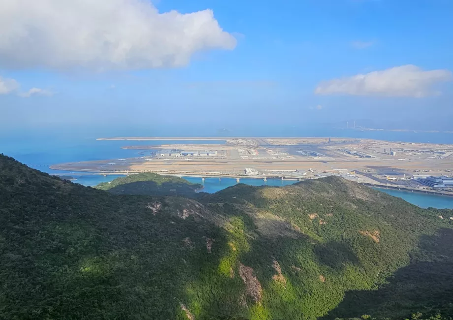 Widok z kolejki linowej na lotnisko HKG