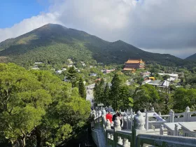 Widok na klasztor Po Lin