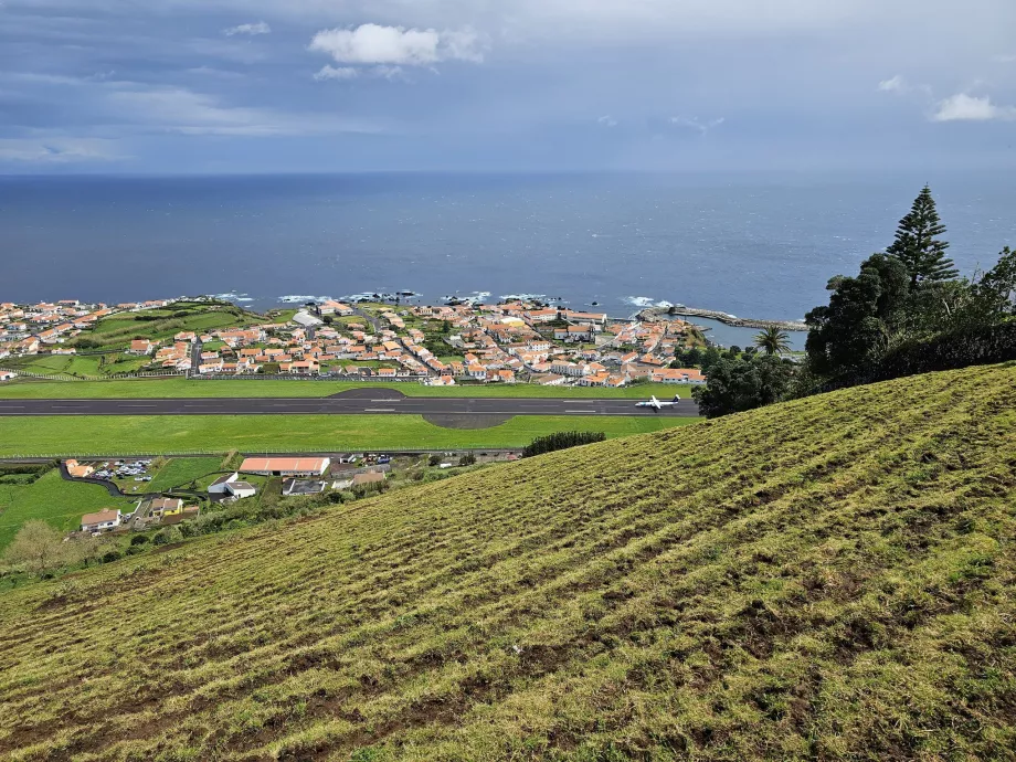 Widok na pas startowy i Santa Cruz das Flores