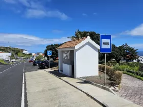 Przystanek autobusowy na wyspie Flores