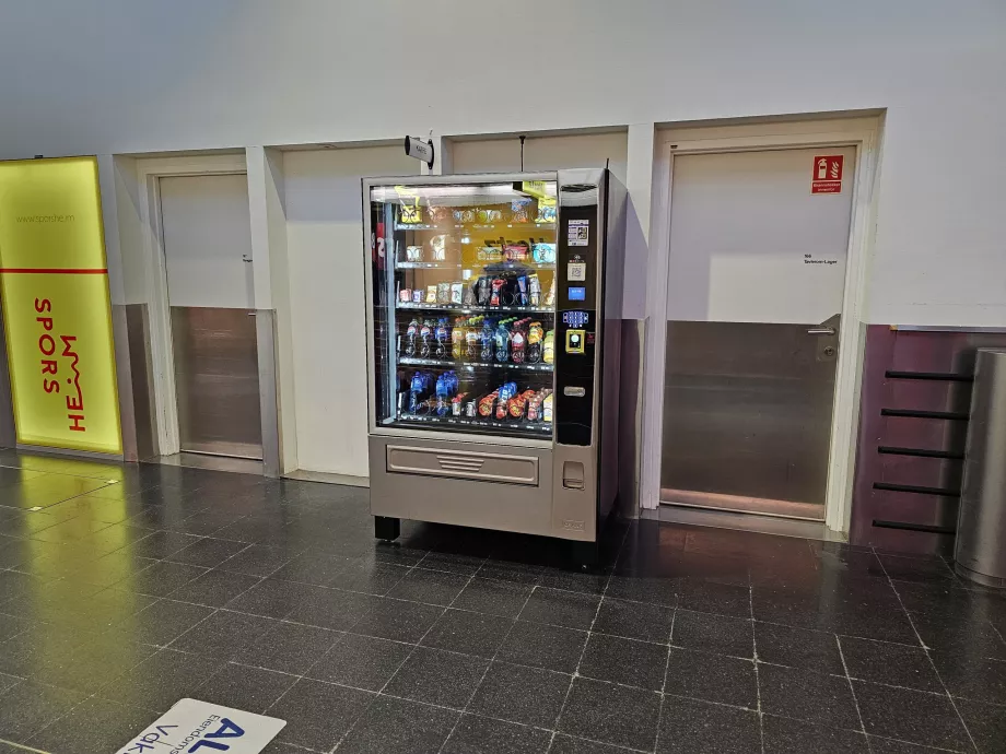 Automat sprzedający w hali przylotów