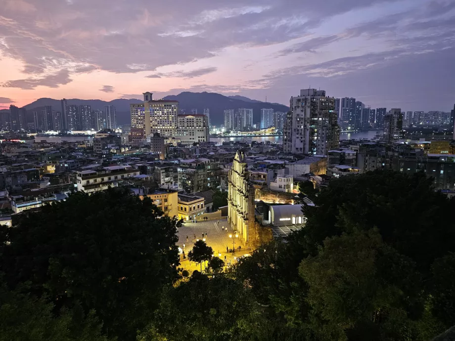 Nocny widok na Ruínas de Sao Paulo