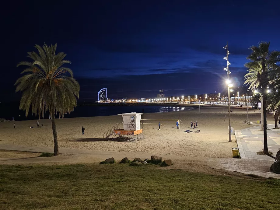 Nocna plaża Barceloneta