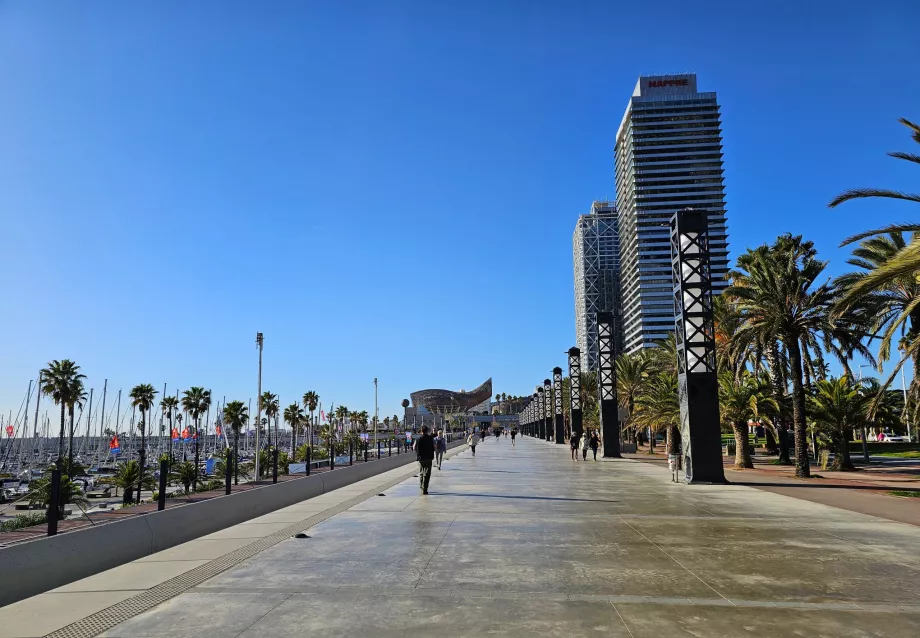 Promenada wzdłuż plaży Bogatell