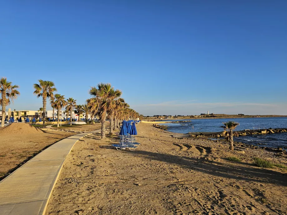 Plaża z latarnią morską