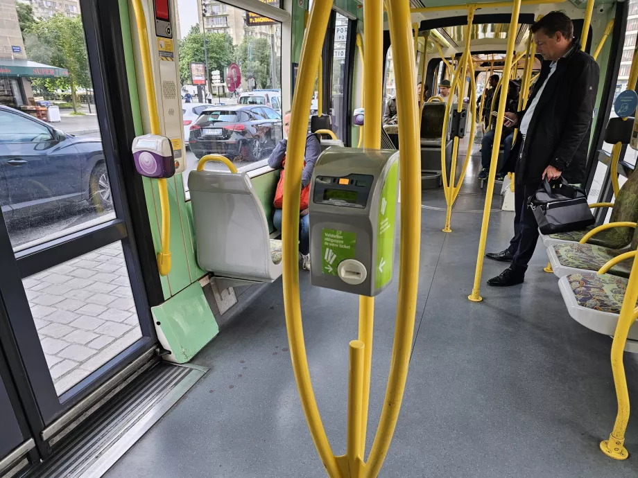 Walidatory biletów w tramwaju