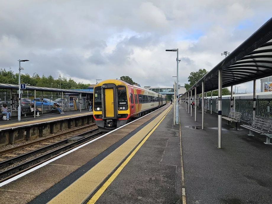 Pociąg na stacji Southampton Airport Parkway