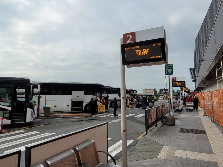 Przystanki autobusowe w kierunku Mediolanu