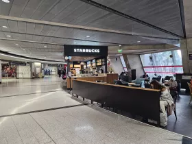 Starbucks, Terminal 1, strefa publiczna