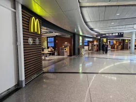 McDonald's, Terminal 1, strefa publiczna