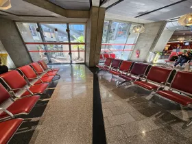 Miejsca siedzące w strefie publicznej Terminalu 1