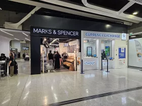 Supermarket i kantor wymiany walut w hali przylotów Terminalu 1