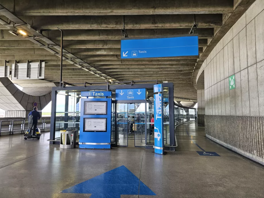 Postój taksówek przed halą przylotów, Terminal 1