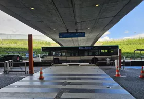 Autobus numer 350 przed terminalem 1