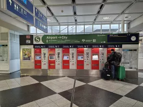 Automaty biletowe transportu publicznego przed wejściem na peron