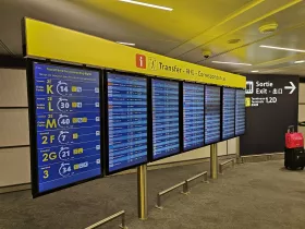Informacje o przesiadkach między lotami w Terminalu 2