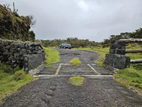 Boczna droga w środku wyspy