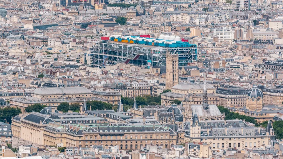 Centrum Pompidou z wieży Eiffla