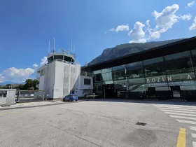 przylot przez lotnisko Bolzano