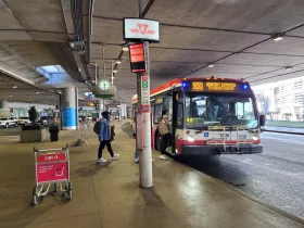 Przystanek autobusowy na lotnisku